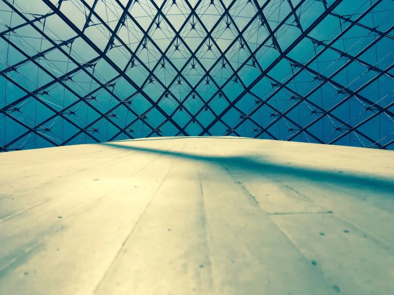 L'architecture comme grille invisible : composer une photographie de mode à travers les lignes urbaines