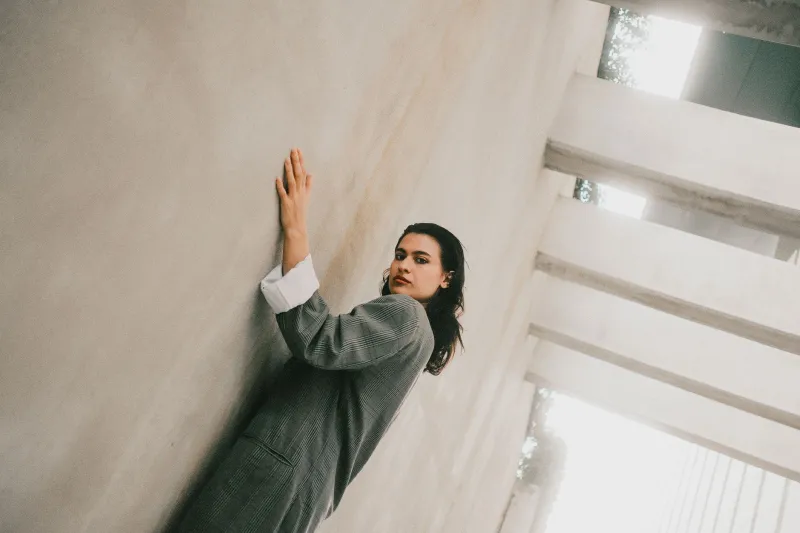 Quand le béton dicte la mode : l'esthétique brutaliste au service de la photographie urbaine