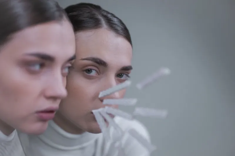 Le double regard : comment la symétrie transforme l'identité dans la photographie de mode