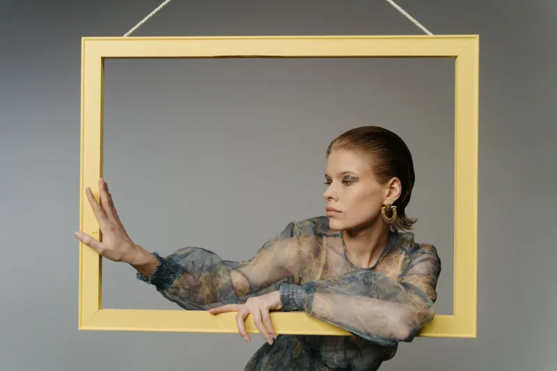 L'équilibre rompu : quand l'asymétrie devient la signature d'une image de mode