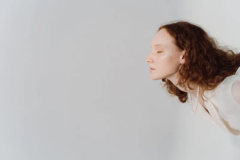 Le silence qui parle : comment le vide compose l'élégance en photographie de mode