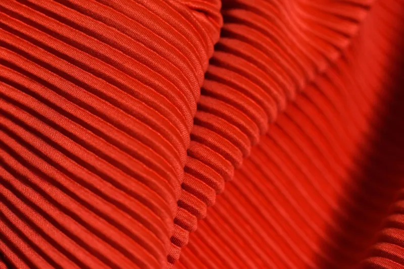 Quand la fibre devient visage : sublimer les textures en photographie de mode