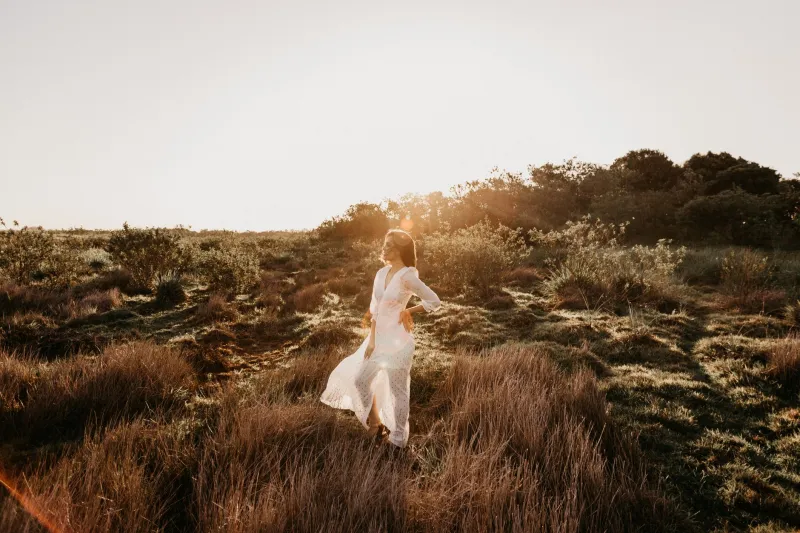 Quand le soleil décline : sublimer un vêtement grâce à la lumière de la golden hour
