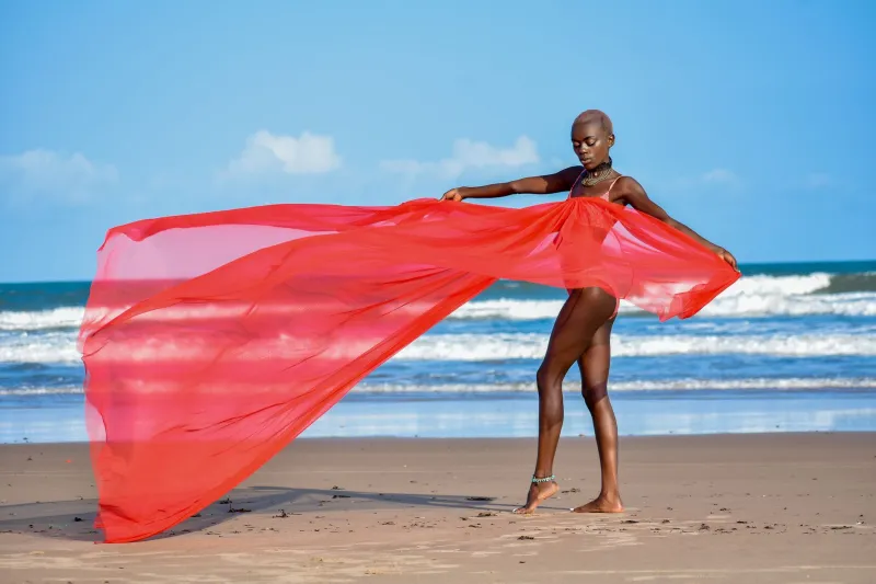 La grâce en fuite : maîtriser la photographie de vêtements en mouvement