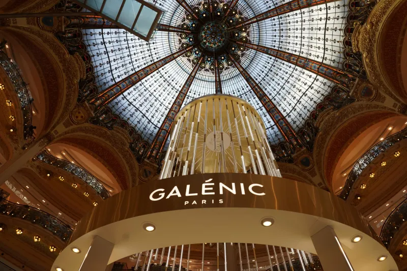 Sous les verrières de Paris : mettre en scène la haute couture dans les passages couverts
