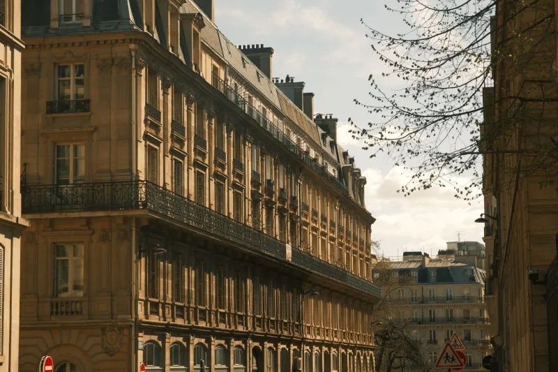Pierre, fer forgé et haute couture : faire de l'immeuble haussmannien un véritable complice de mode