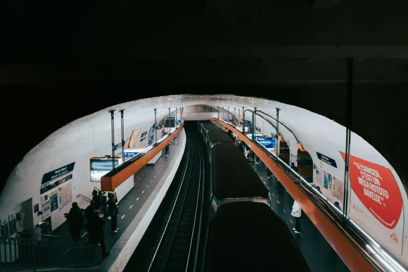Sous les pavés, la mode : le métro parisien réinventé en studio souterrain