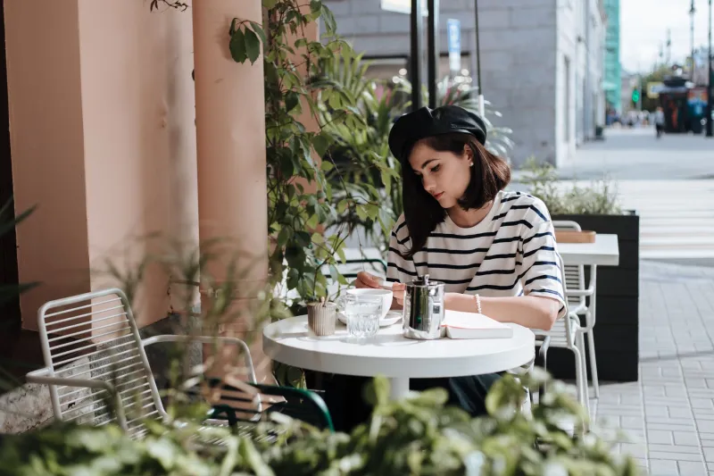 La nonchalance comme esthétique : l'art de photographier la mode sur les terrasses parisiennes