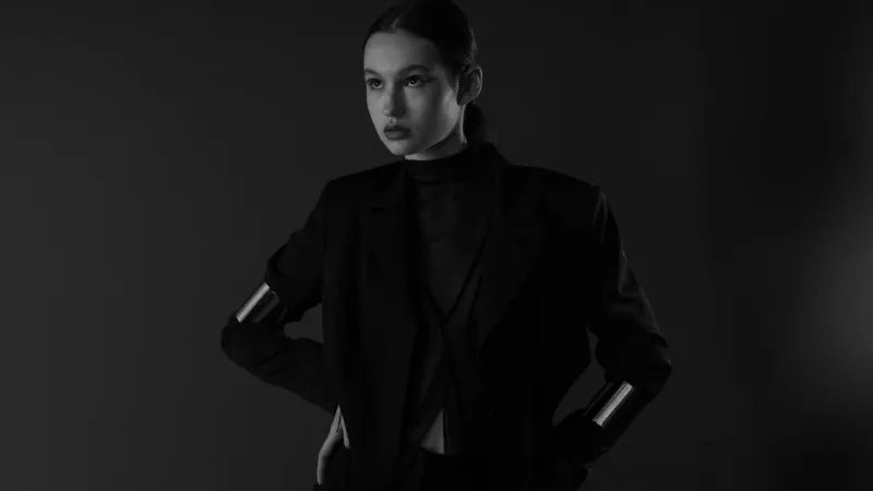 Une seule teinte, mille nuances : la photographie de mode monochrome comme révélateur d'essence