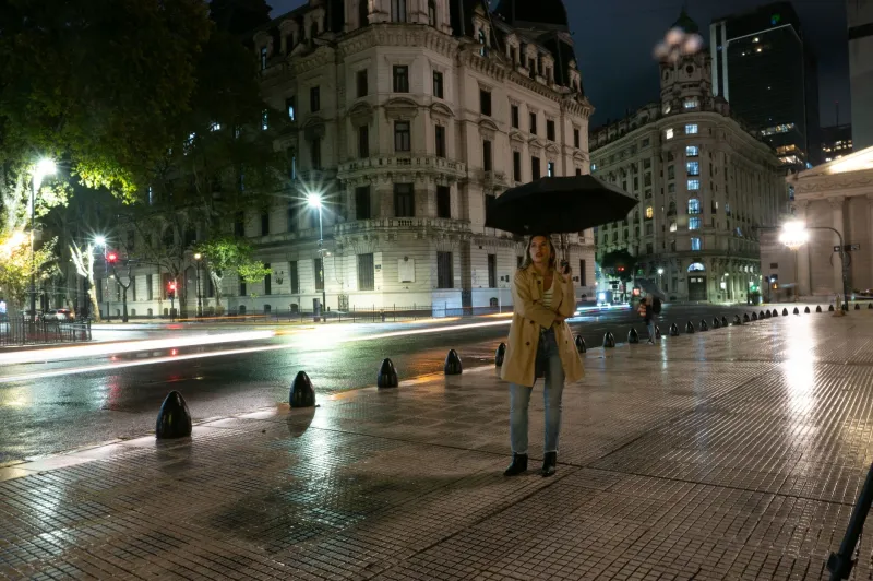Quand le ciel se déverse : faire de la pluie parisienne une complice de mode