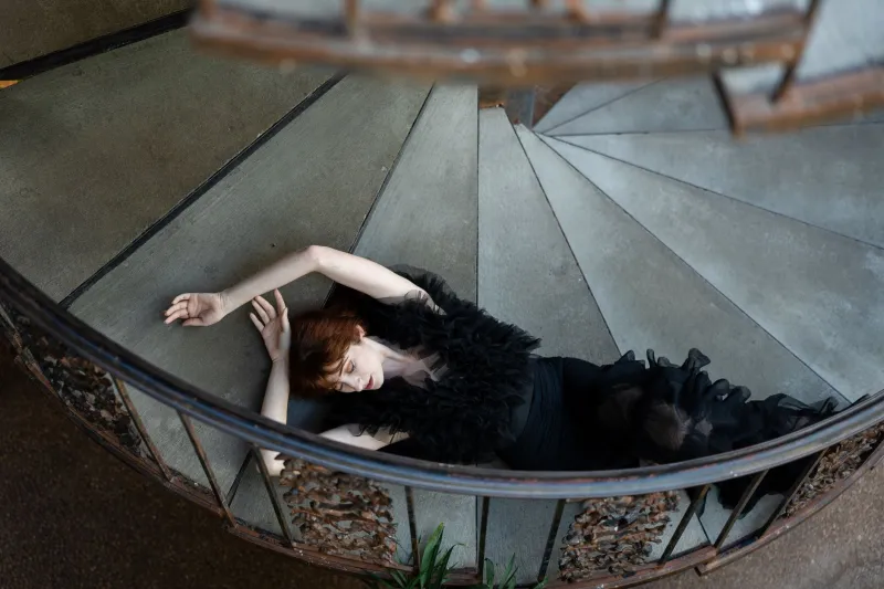 Vertiges et volutes : quand l'escalier parisien devient scène de mode